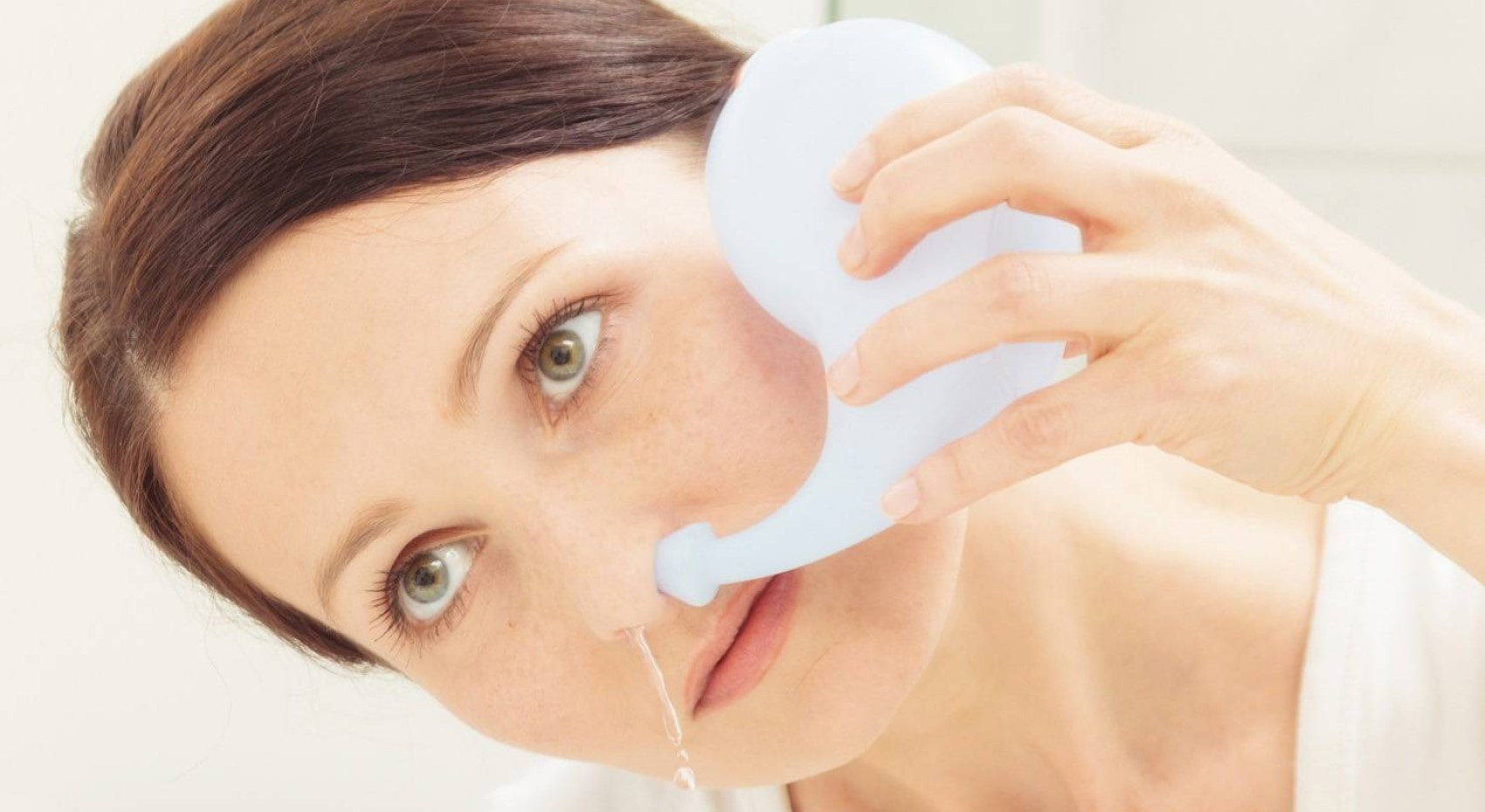 Промывание носа при гайморите в домашних. Промывание носа. Заложенность носа промывание. Солевой раствор для промывания носа.